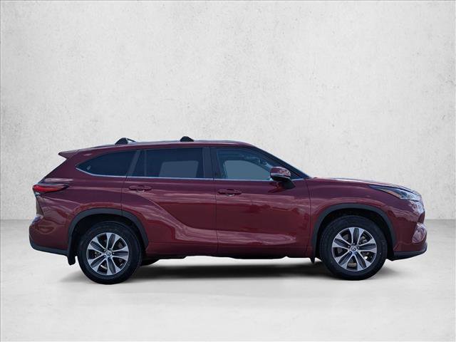 Used 2023 Toyota Highlander XLE image 4