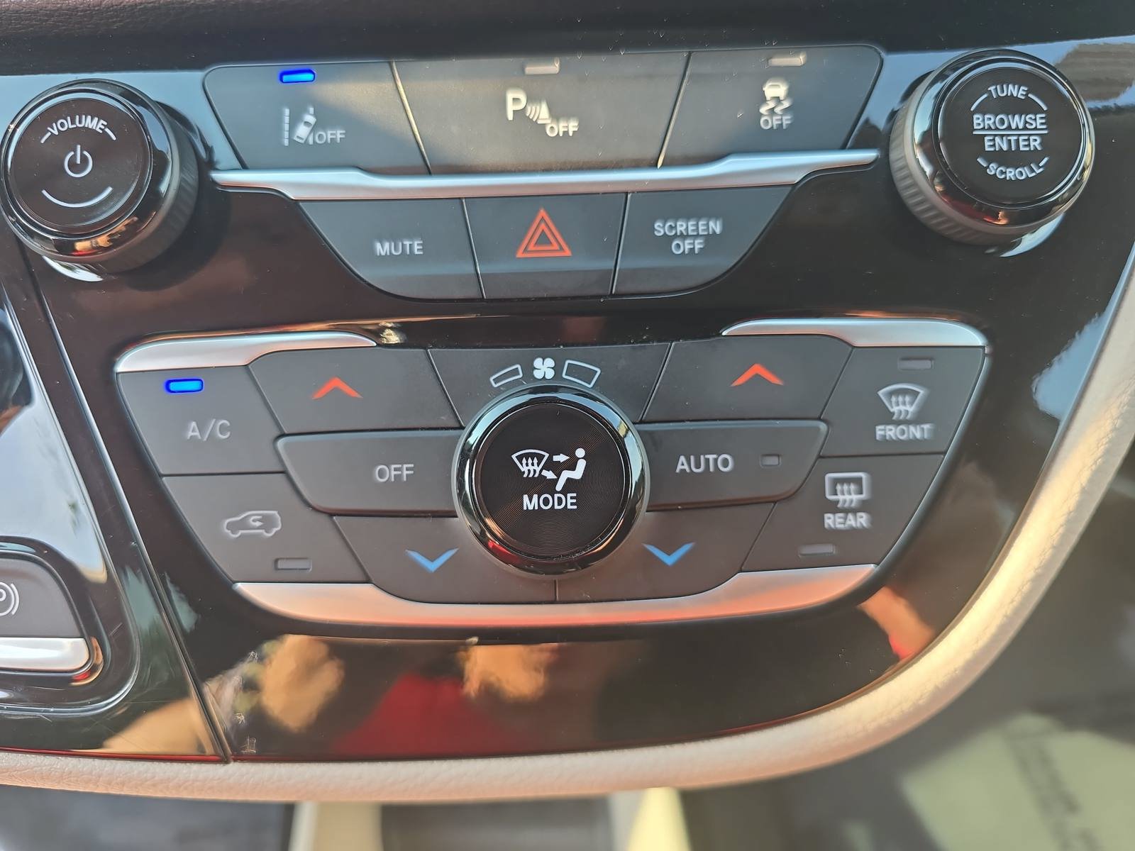 Used 2024 Chrysler Pacifica Limited FWD image 23