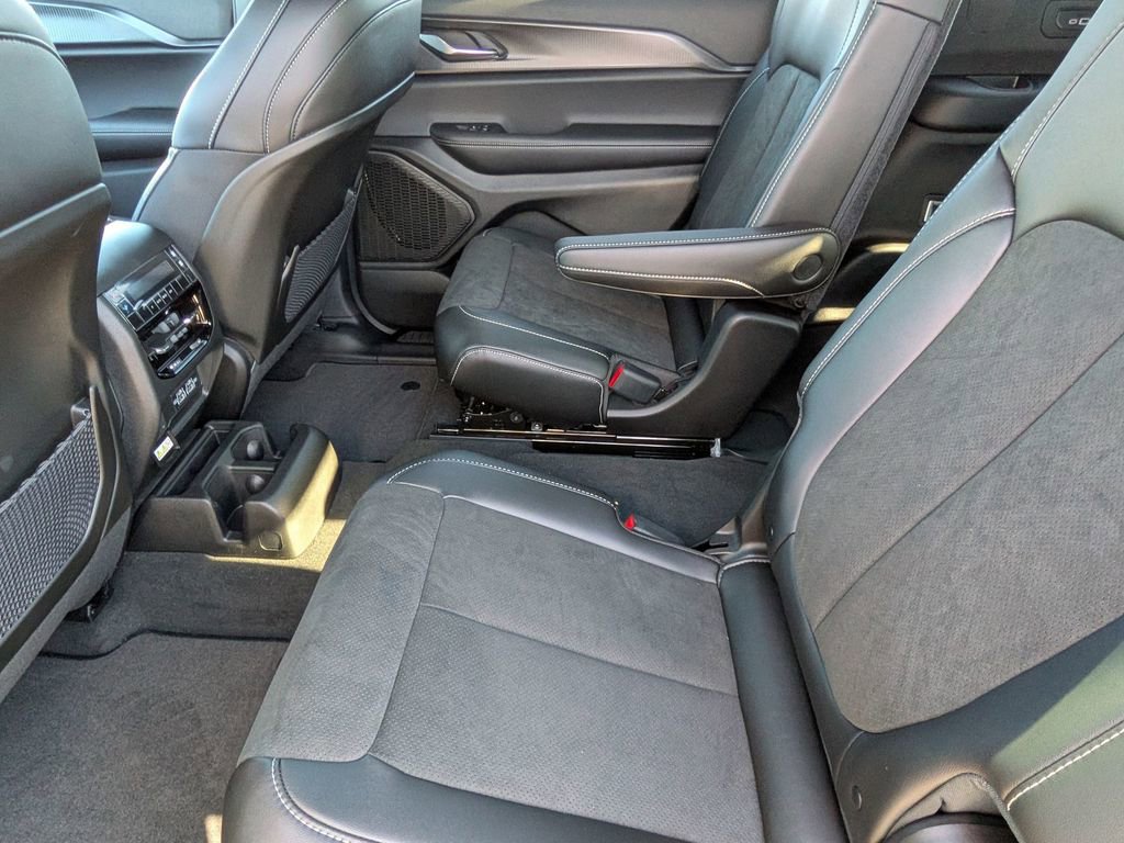 New 2025 Jeep Grand Cherokee L Altitude image 32