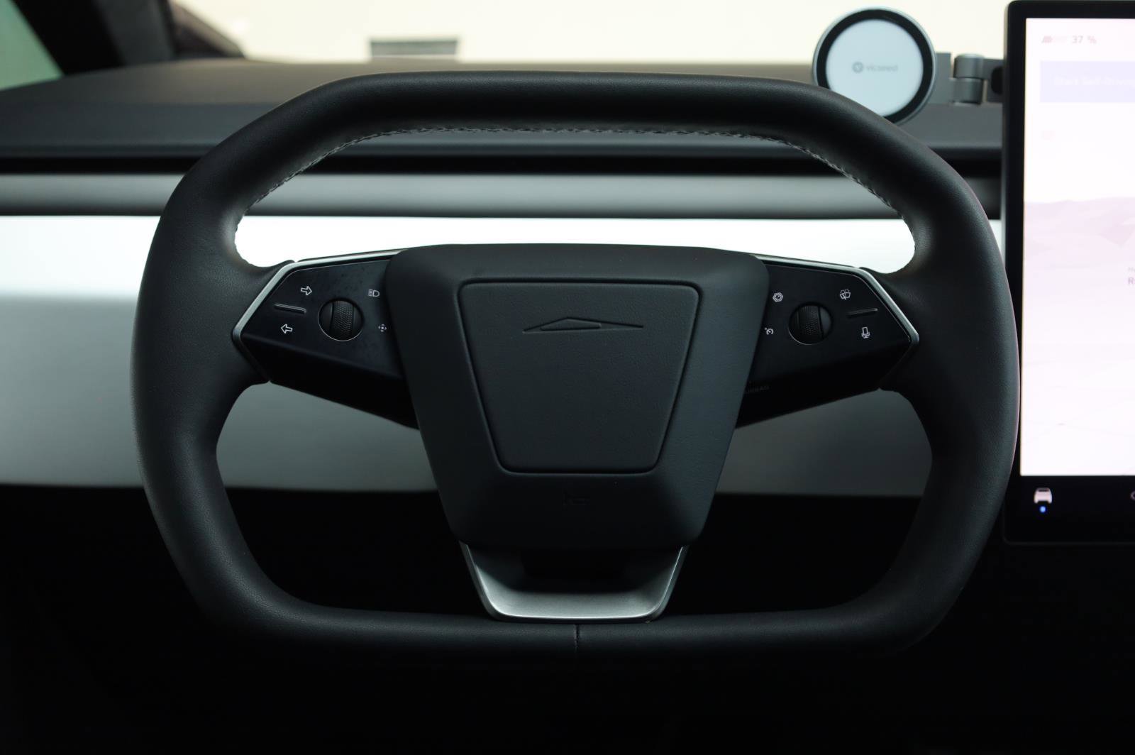Used 2024 Tesla Cybertruck AWD Crew Cab image 33