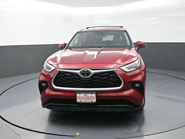 Used 2023 Toyota Highlander XLE AWD/4WD image 2