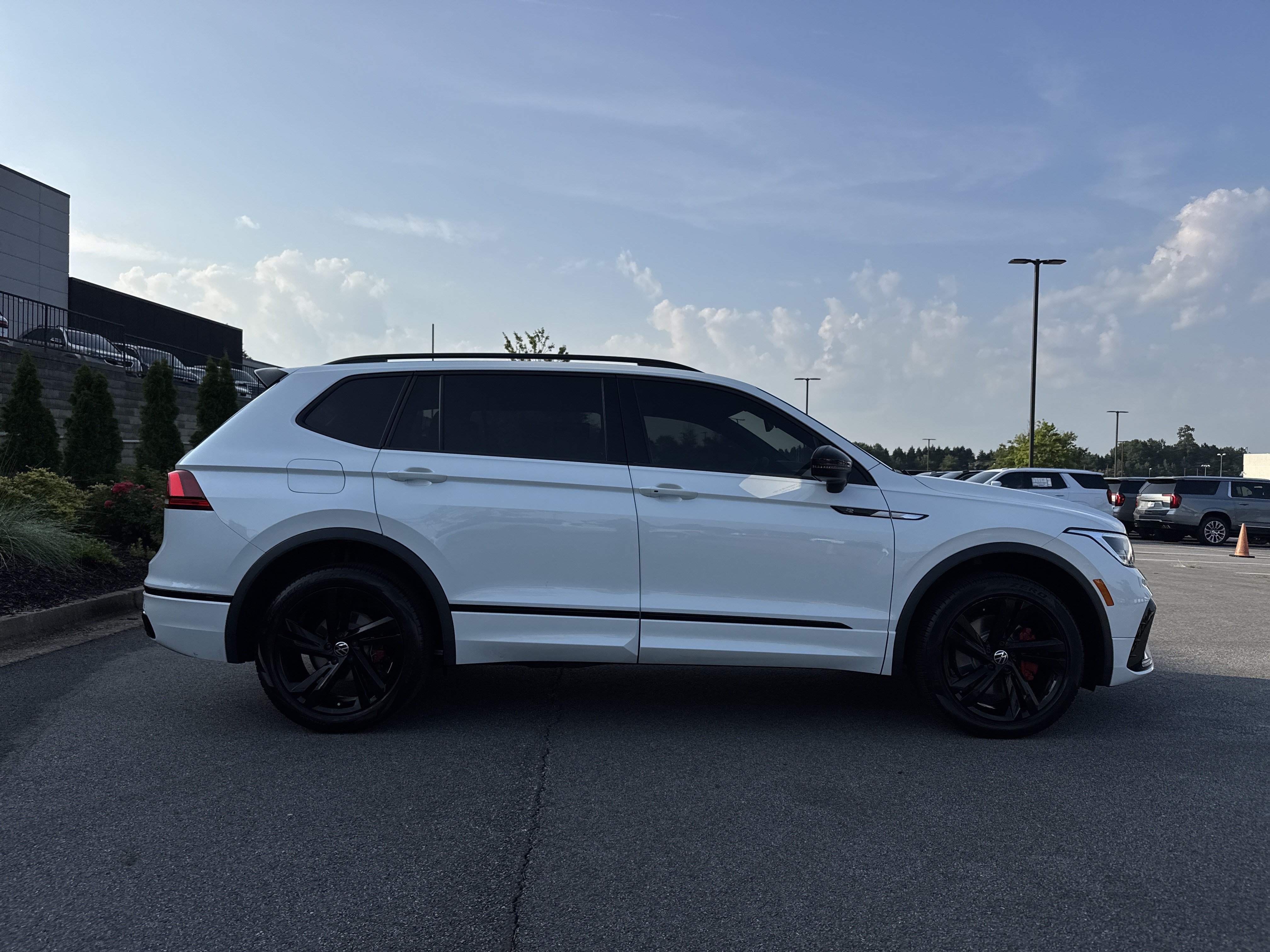 Used 2024 Volkswagen Tiguan SE R-Line FWD image 11