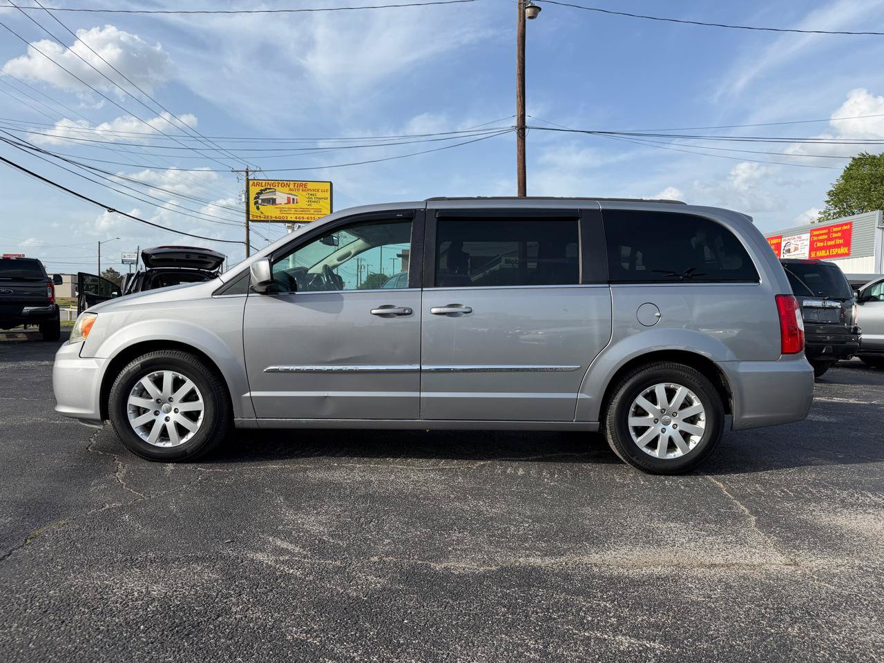 Used 2015 Chrysler Town & Country Touring FWD image 8