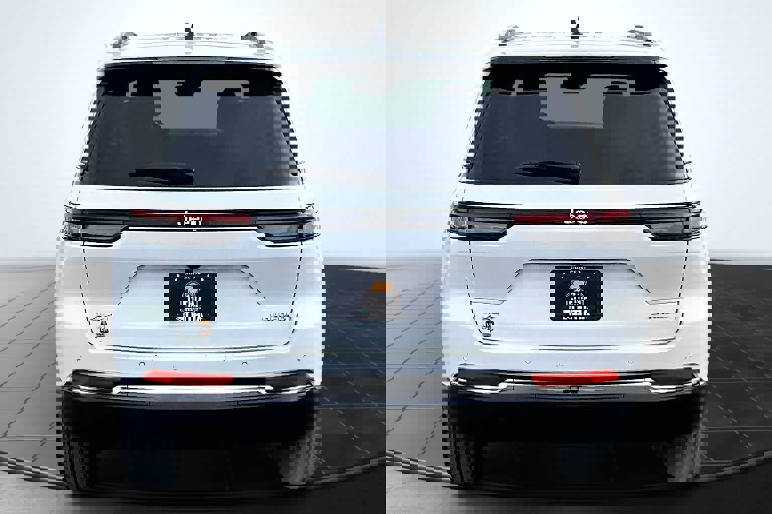 Used 2024 Jeep Grand Cherokee Laredo image 5