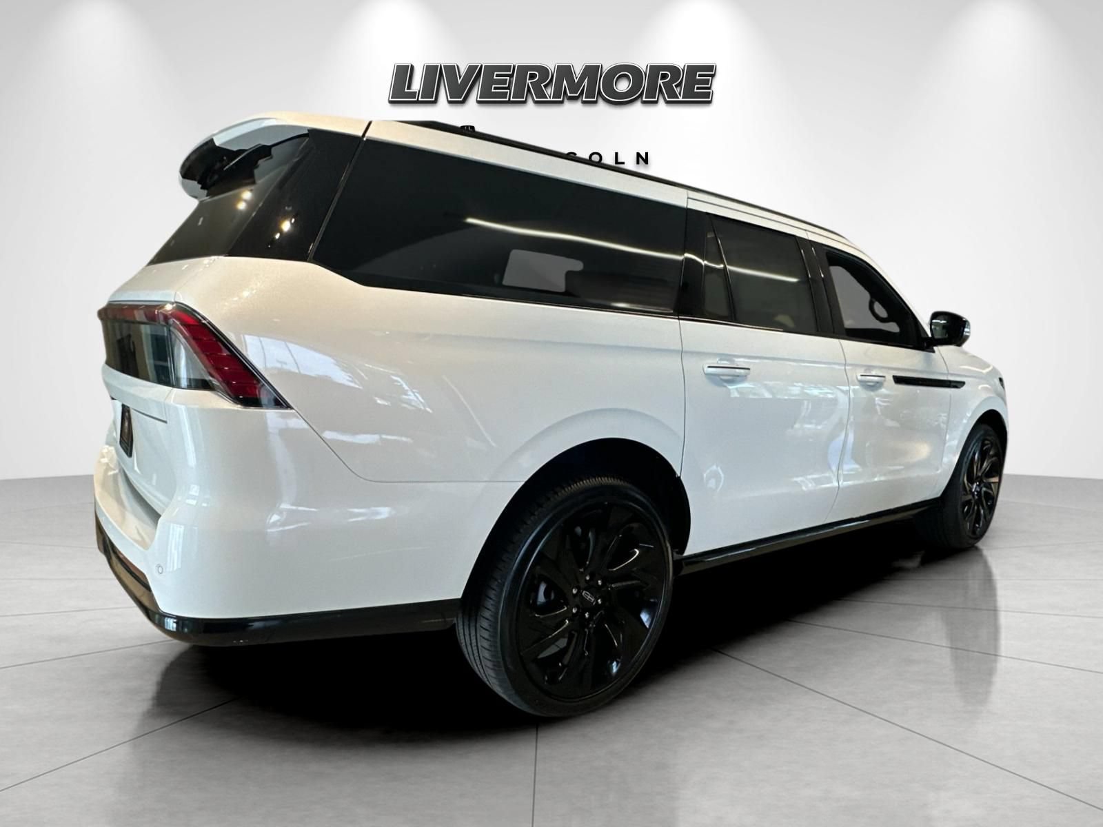 New 2027 Lincoln Navigator L Reserve w/ Jet Appearance Package AWD/4WD image 3