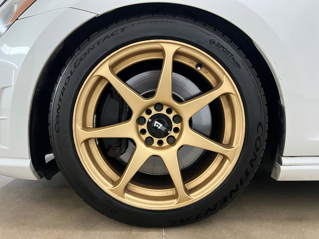 Used 2017 Volkswagen Golf R 4-Door image 25