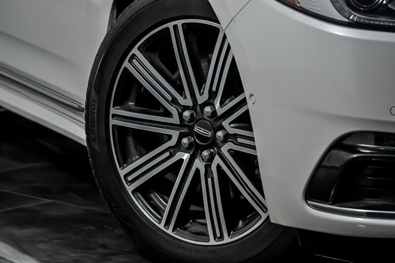 Used 2018 Lincoln Continental Reserve FWD image 3