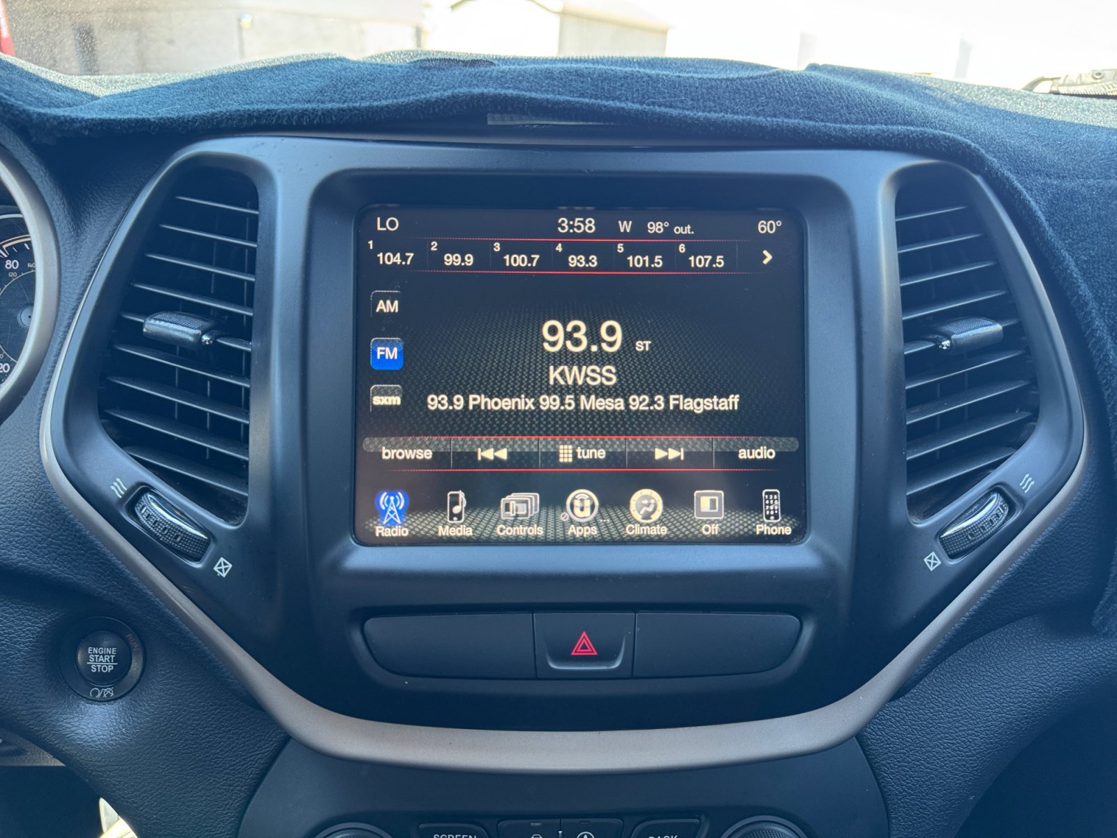 Used 2017 Jeep Cherokee Latitude w/ Comfort/Convenience Group FWD image 23