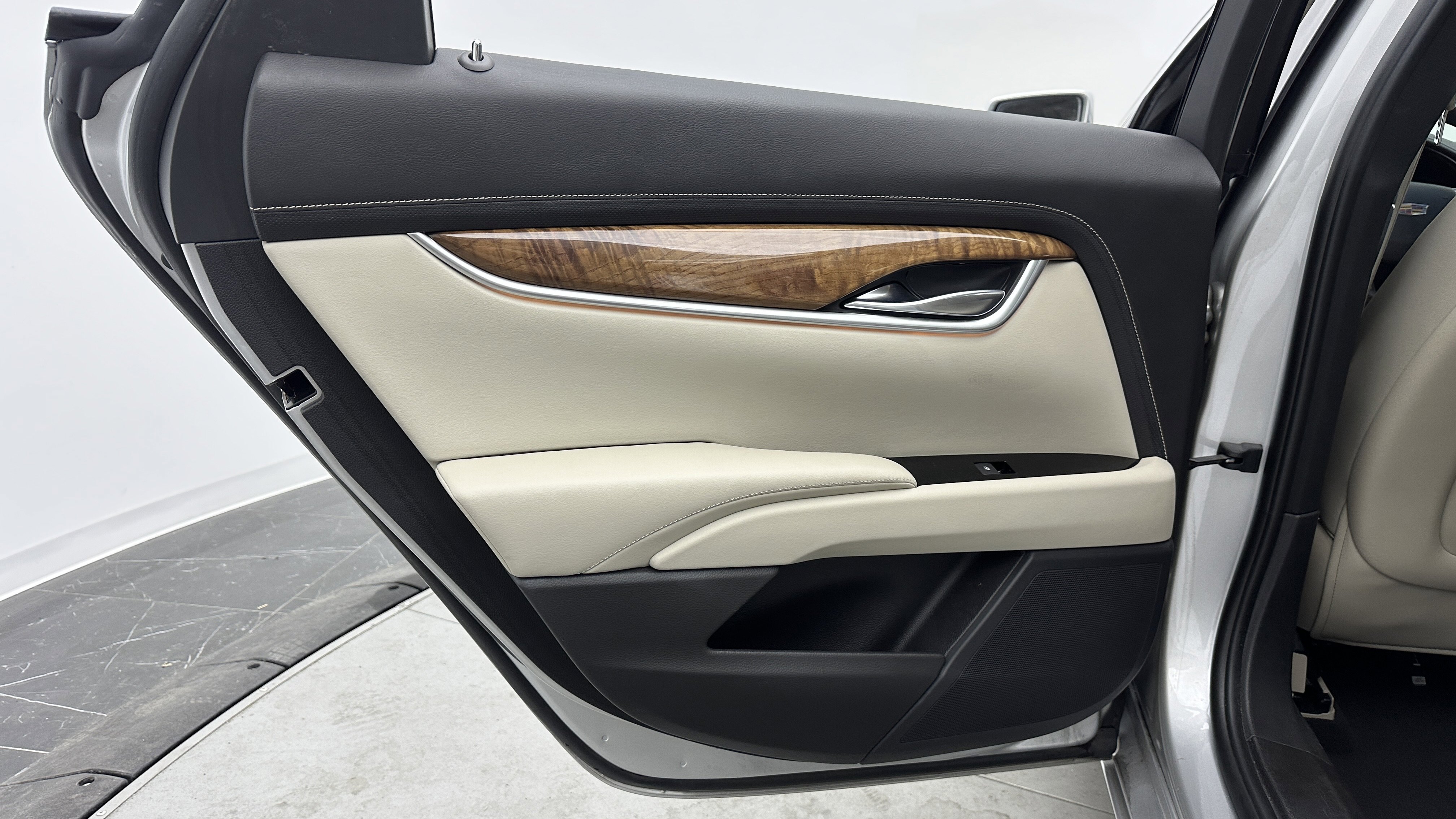 Used 2019 Cadillac XTS Luxury image 27