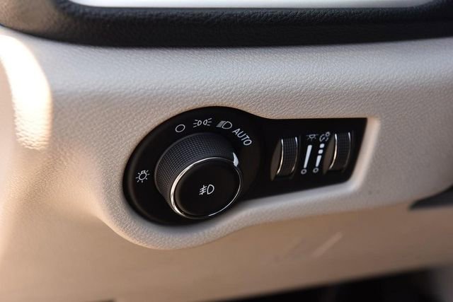 Used 2021 Chrysler Pacifica Touring-L FWD image 12