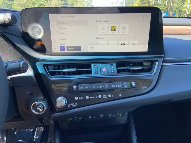 Used 2023 Lexus ES 300h w/ Luxury Package FWD image 18