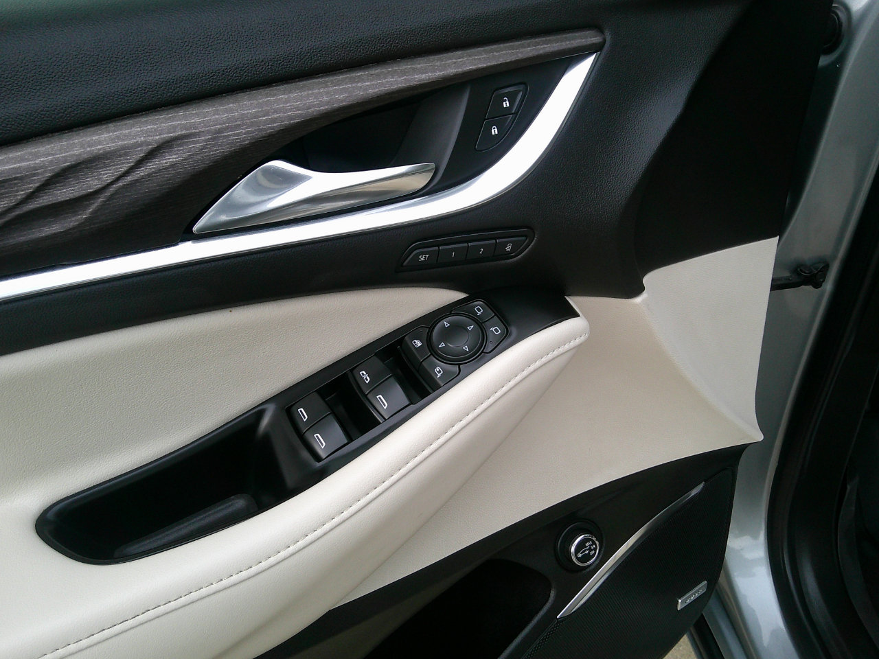 Used 2023 Buick Enclave Avenir w/ Avenir Technology Package image 9