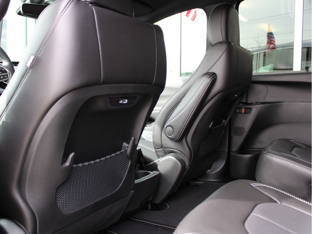 New 2026 Chrysler Pacifica Select AWD/4WD image 32