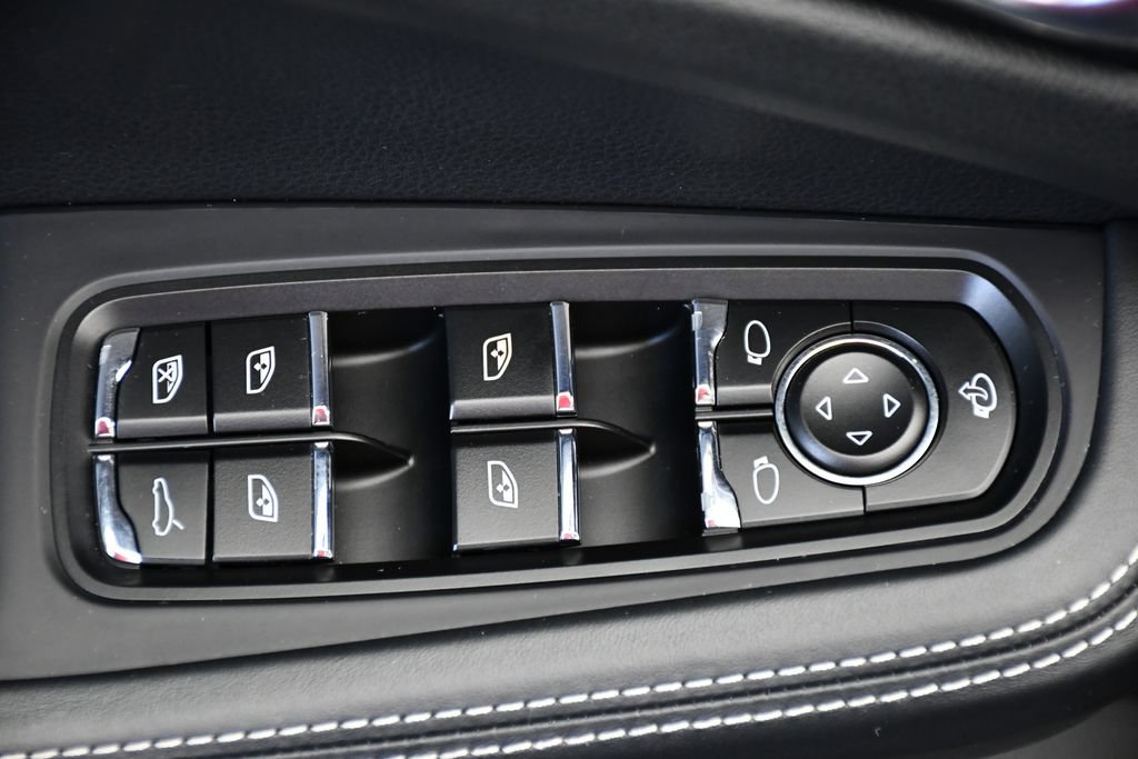 Certified 2024 Porsche Macan AWD/4WD image 34