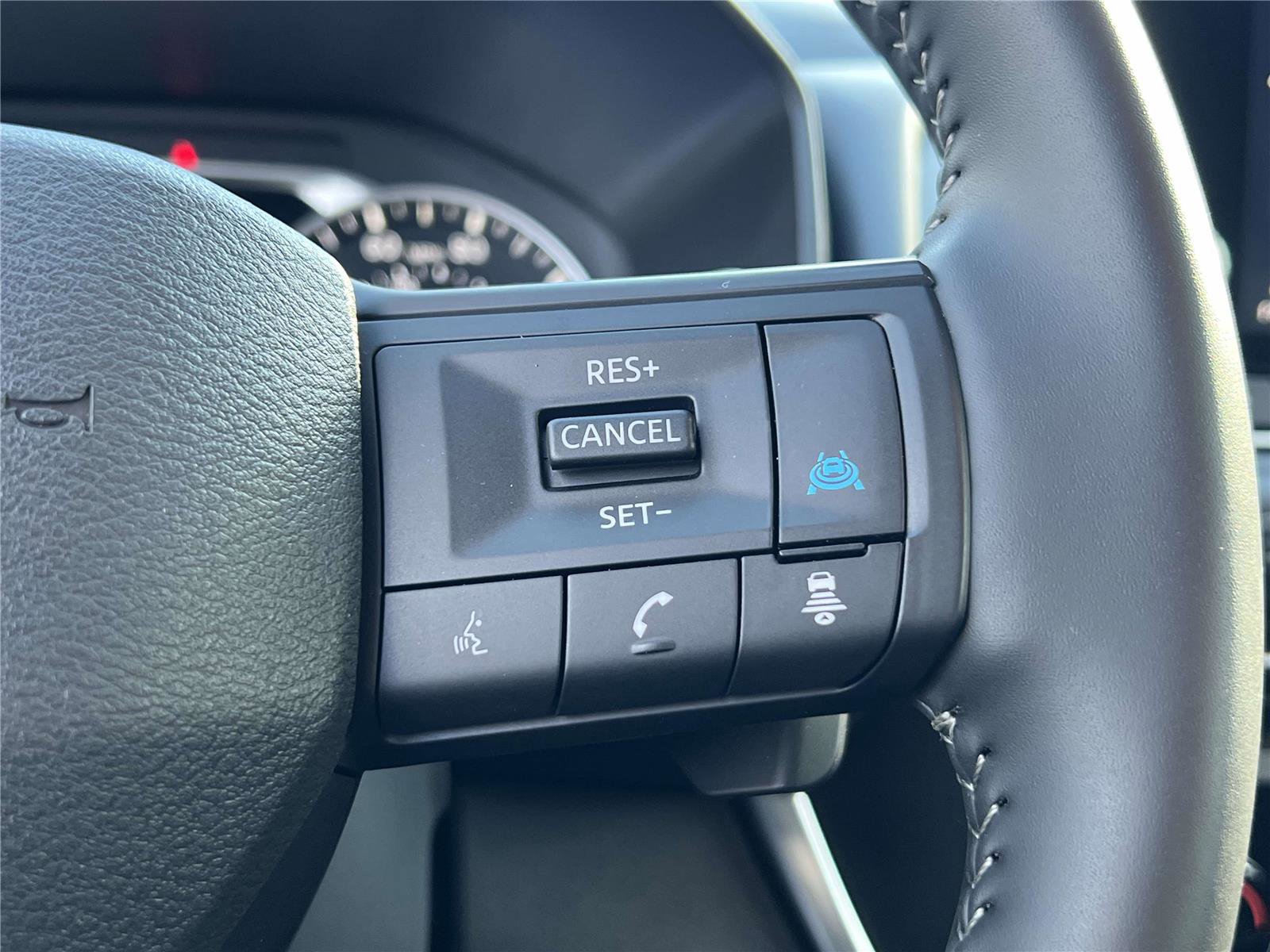 Used 2025 Nissan Rogue SV image 30