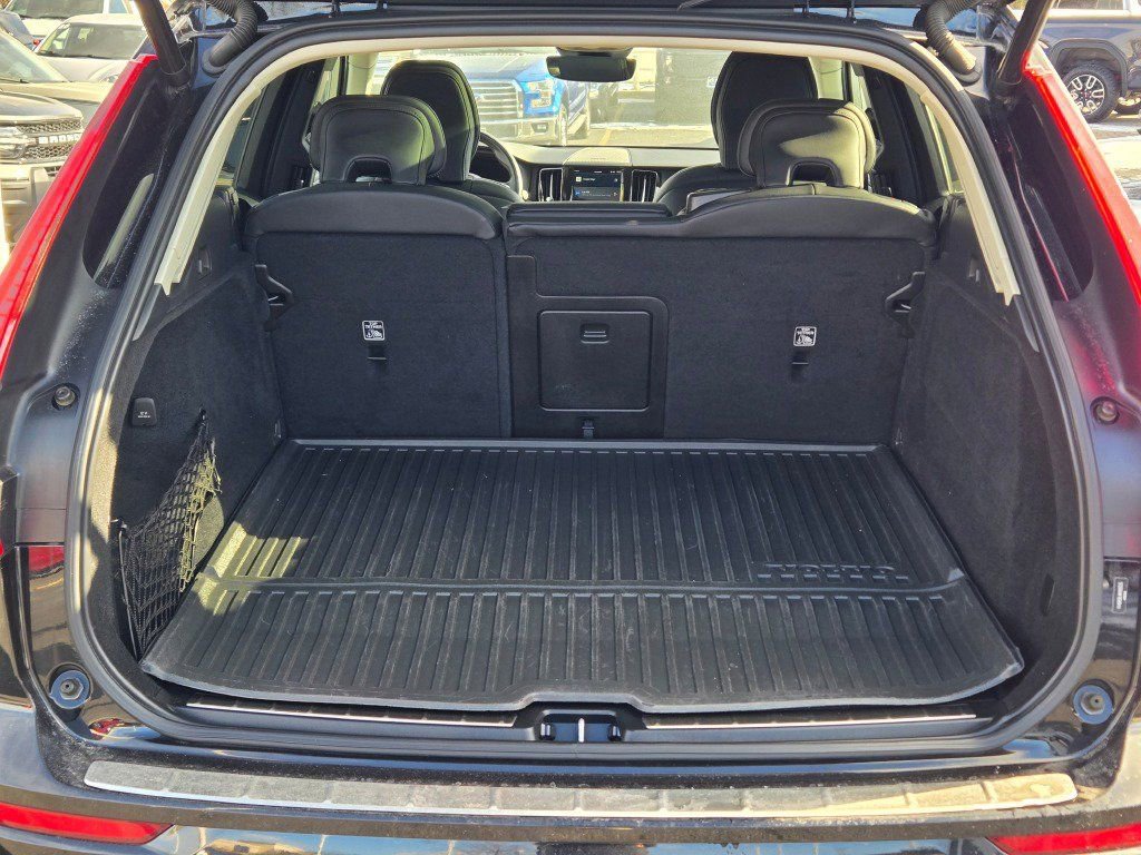 Used 2022 Volvo XC60 T8 Inscription w/ Advanced Package image 12