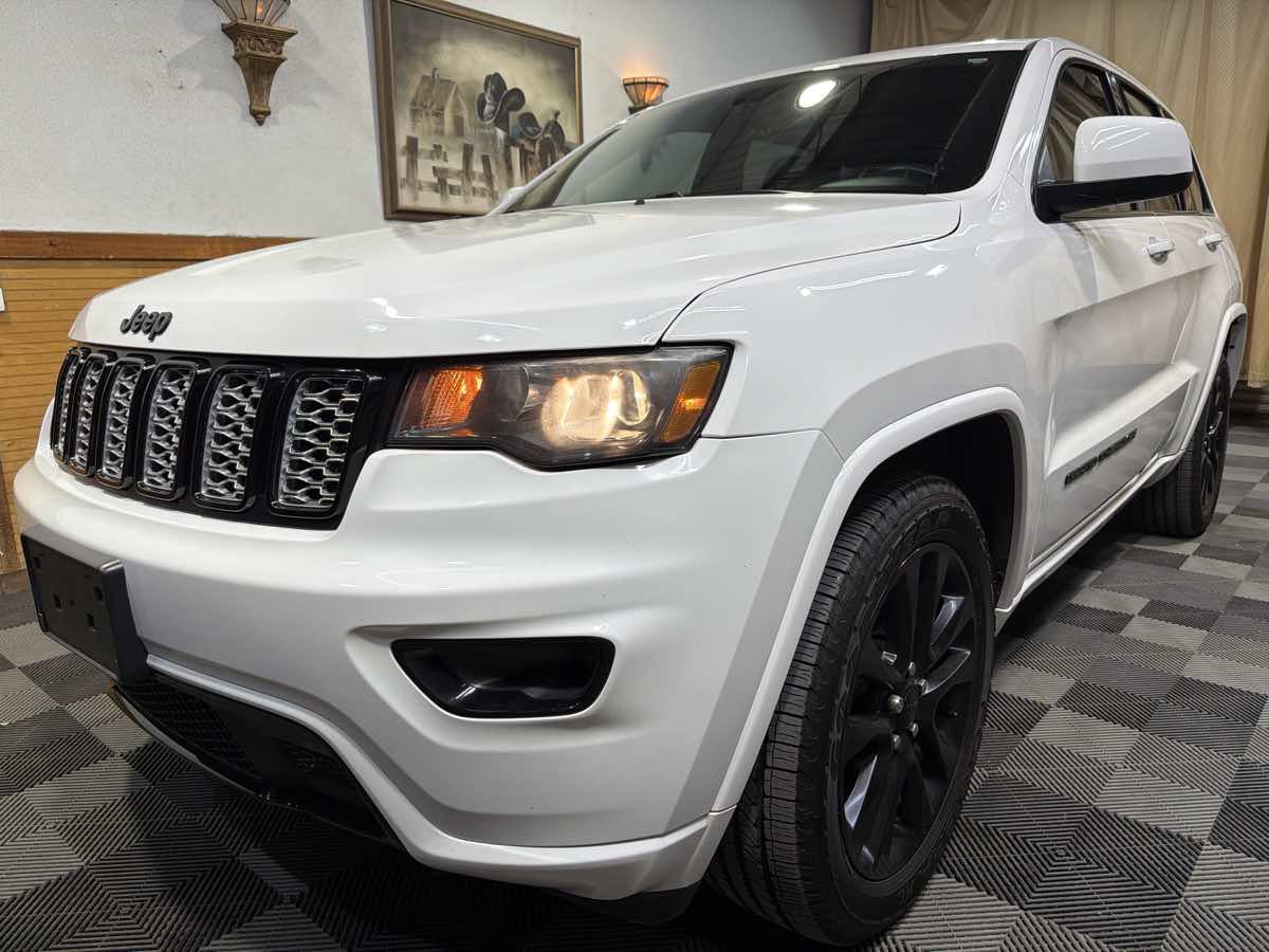 Used 2017 Jeep Grand Cherokee Altitude RWD image 5