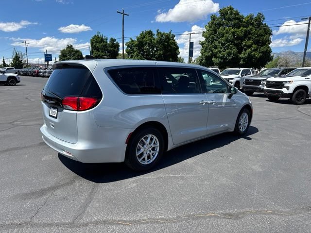 Used 2023 Chrysler Voyager LX FWD image 7