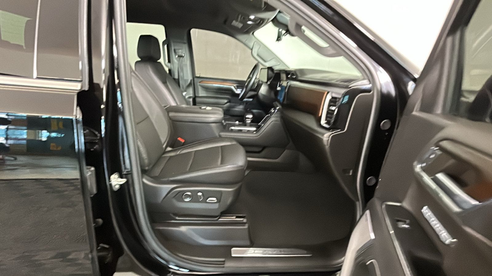 Used 2024 GMC Sierra 1500 Denali w/ Technology Package AWD/4WD image 36