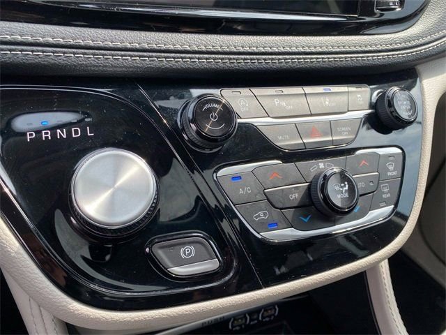 Used 2023 Chrysler Pacifica Limited image 39