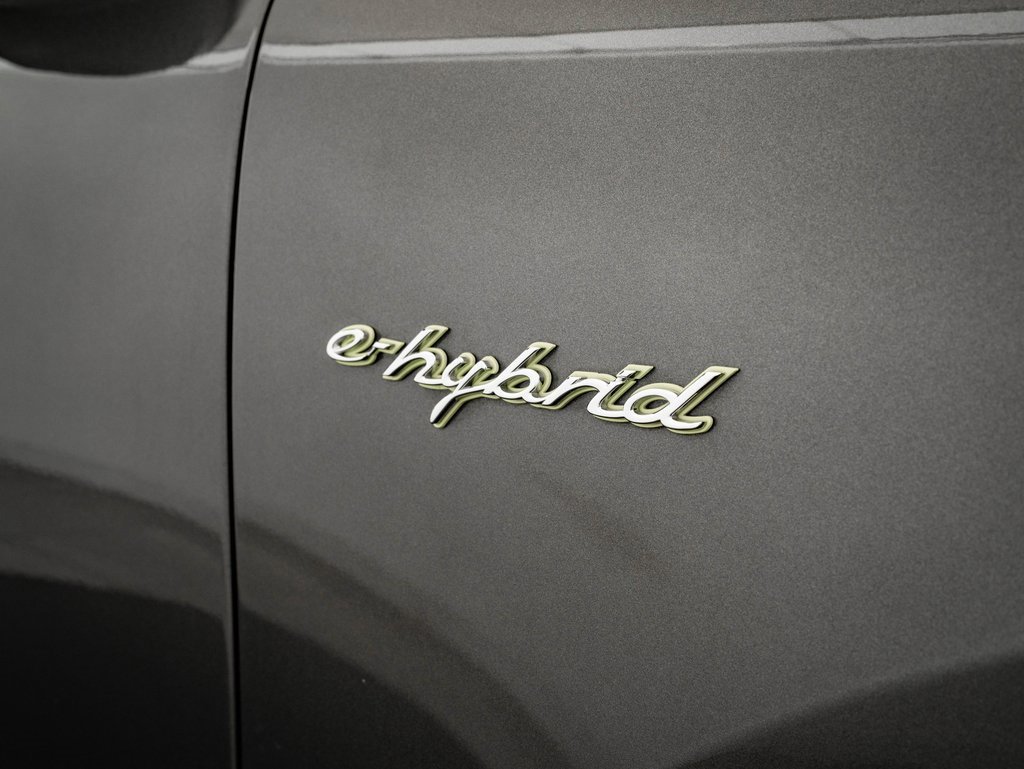 Certified 2022 Porsche Cayenne E-Hybrid w/ Premium Package image 18