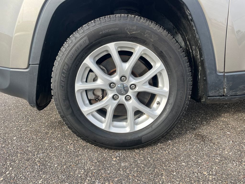 Used 2016 Jeep Cherokee Latitude w/ Safety/Convenience Group image 24