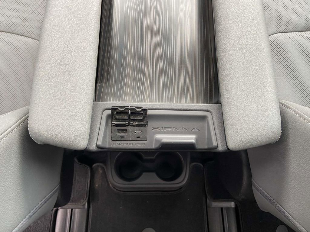 Used 2022 Toyota Sienna Limited image 20