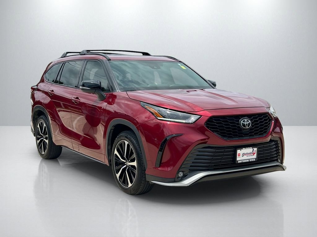 Used 2021 Toyota Highlander XSE FWD image 3