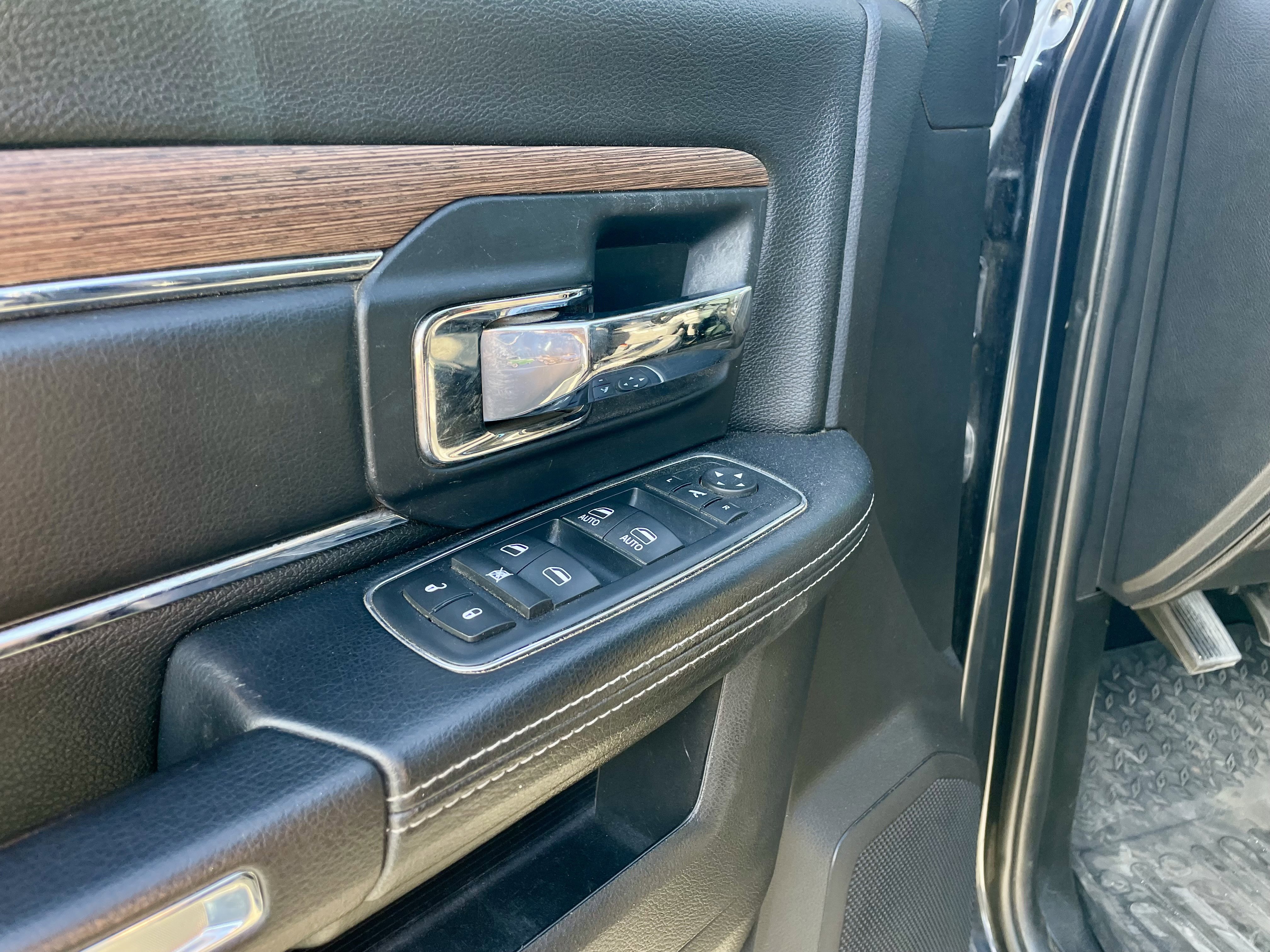 Used 2016 RAM 2500 Laramie w/ Cold Weather Group image 13