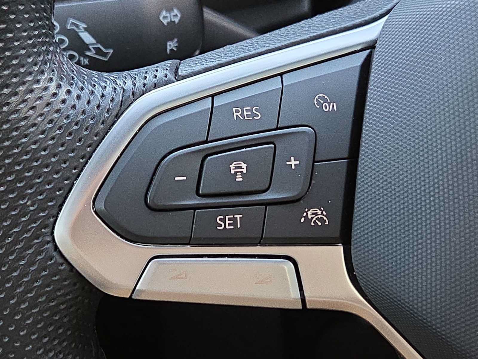 Used 2023 Volkswagen Atlas Cross Sport SEL R-Line AWD/4WD image 23