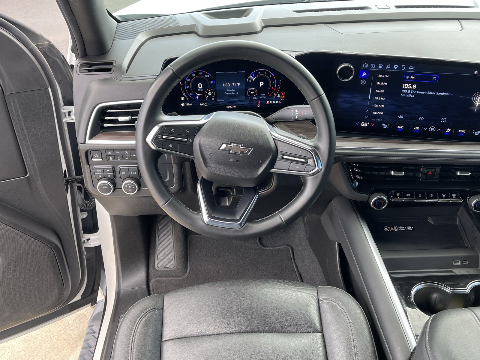 Used 2025 Chevrolet Suburban Z71 AWD/4WD image 13
