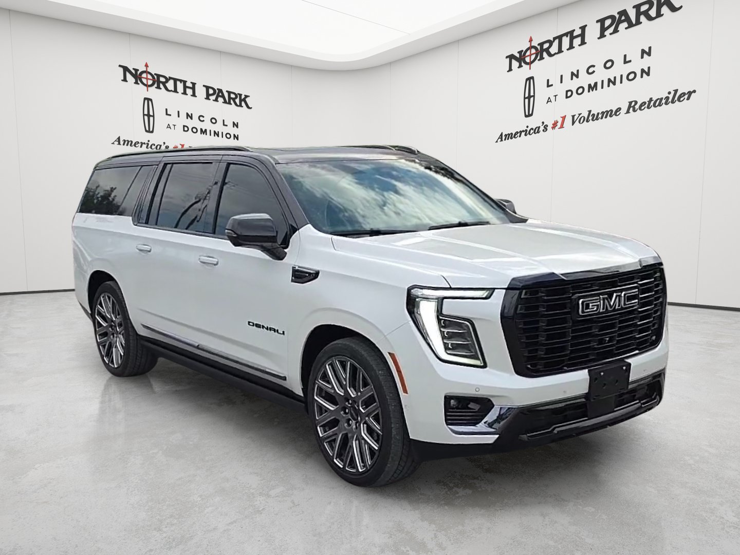 Used 2025 GMC Yukon XL Denali Ultimate w/ LPO, Floor Liner Package AWD/4WD image 7