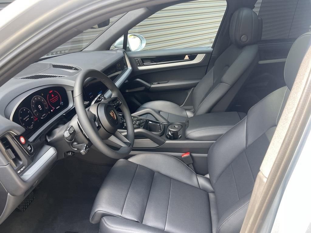 Certified 2025 Porsche Cayenne AWD/4WD image 5
