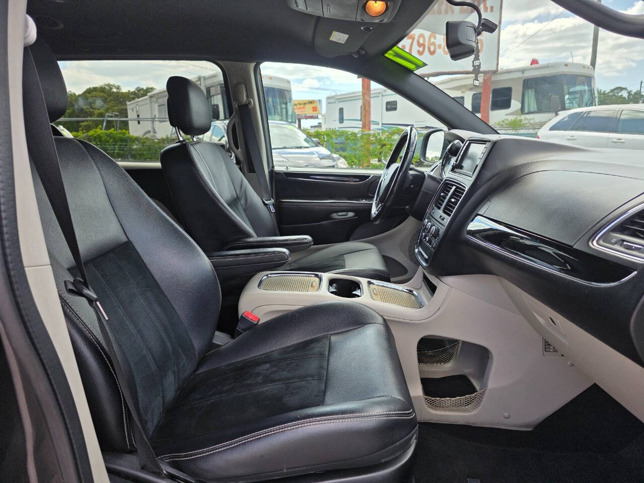 Used 2017 Dodge Grand Caravan SXT FWD image 14