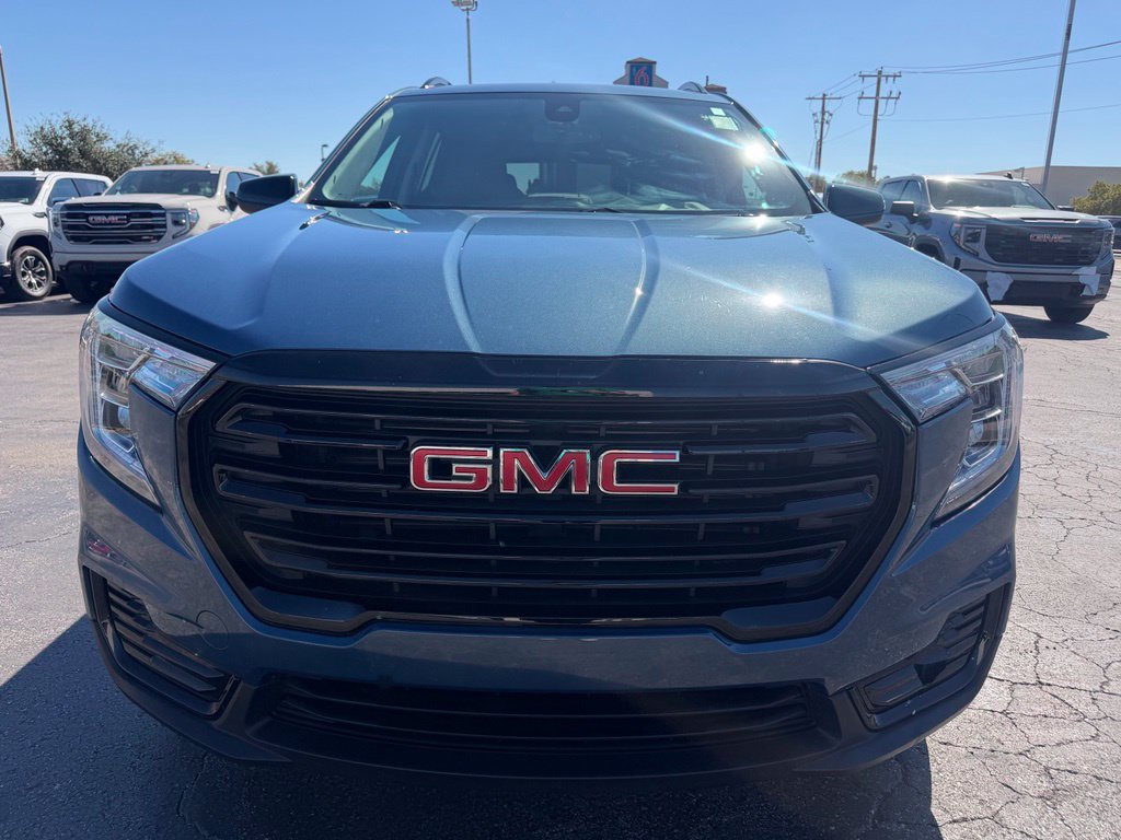 Used 2024 GMC Terrain SLE w/ Driver Convenience Package FWD image 8