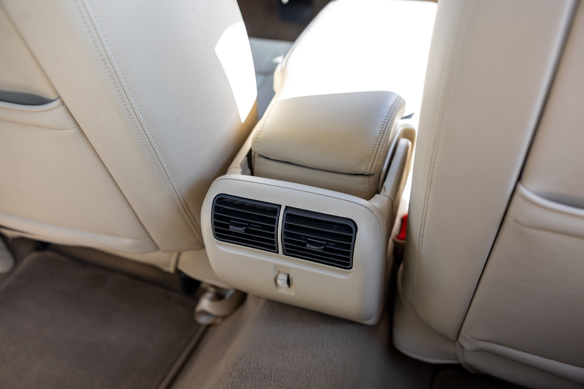 Used 2010 Lincoln Town Car Signature Limited image 40