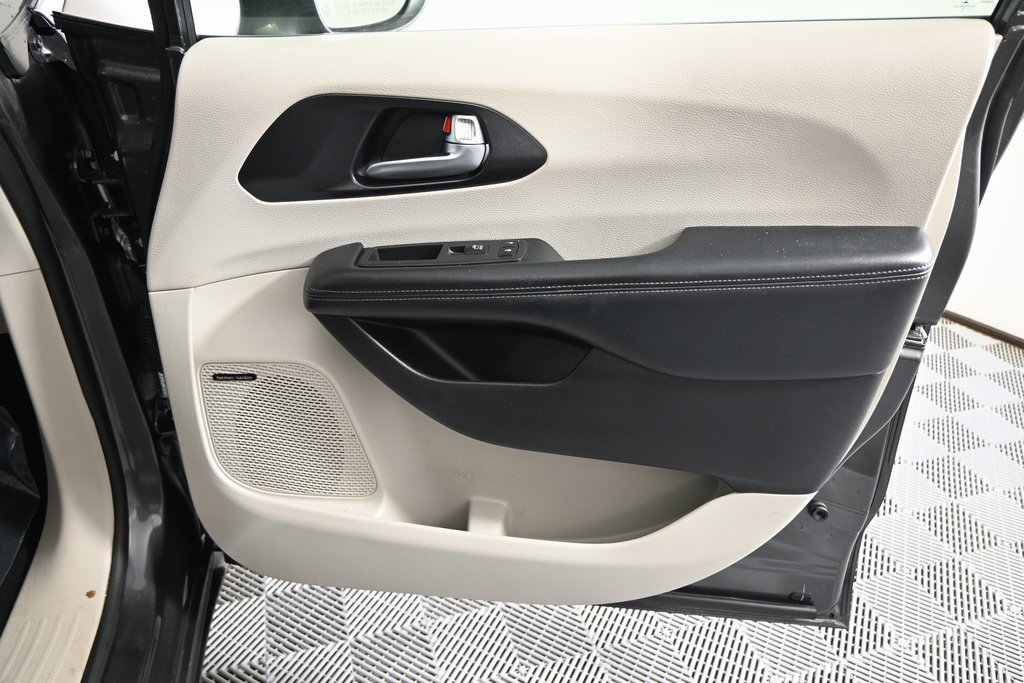 Used 2020 Chrysler Pacifica Limited image 12