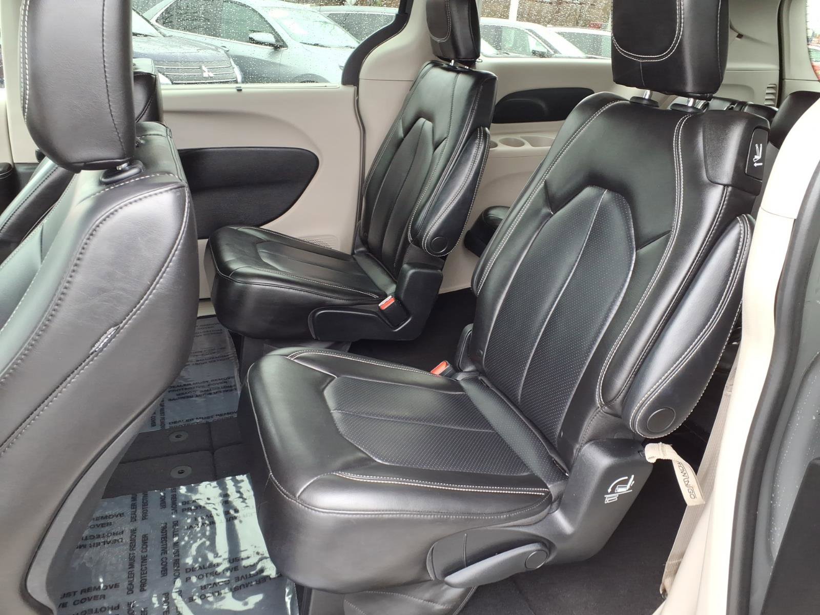 Used 2023 Chrysler Pacifica Touring-L image 6