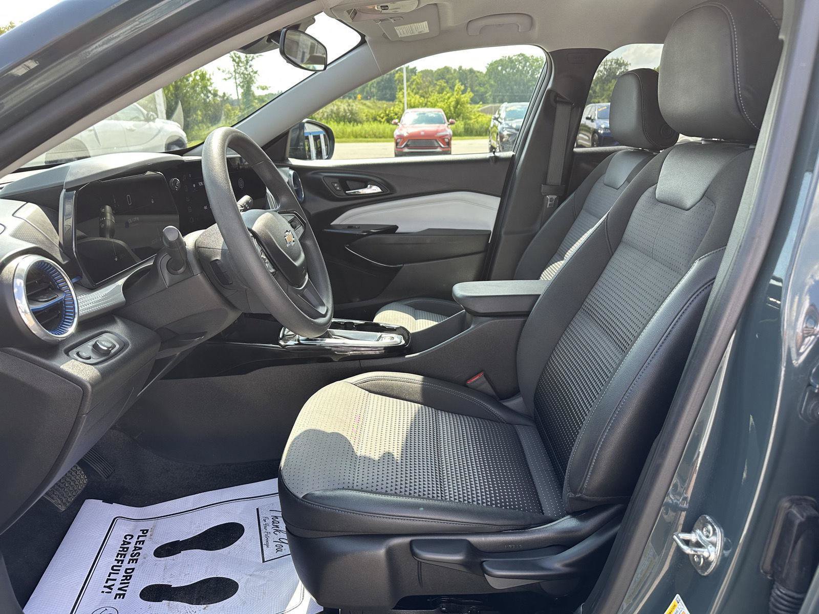 Used 2025 Chevrolet Trax LT FWD image 19