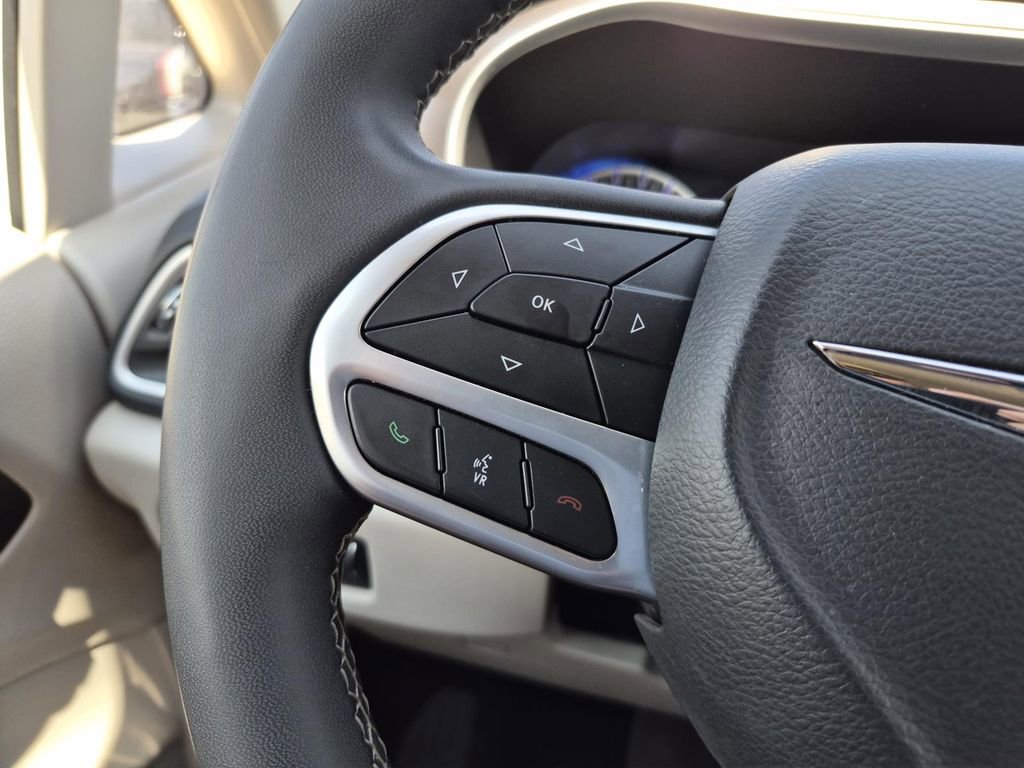 Used 2024 Chrysler Pacifica Touring-L FWD image 19