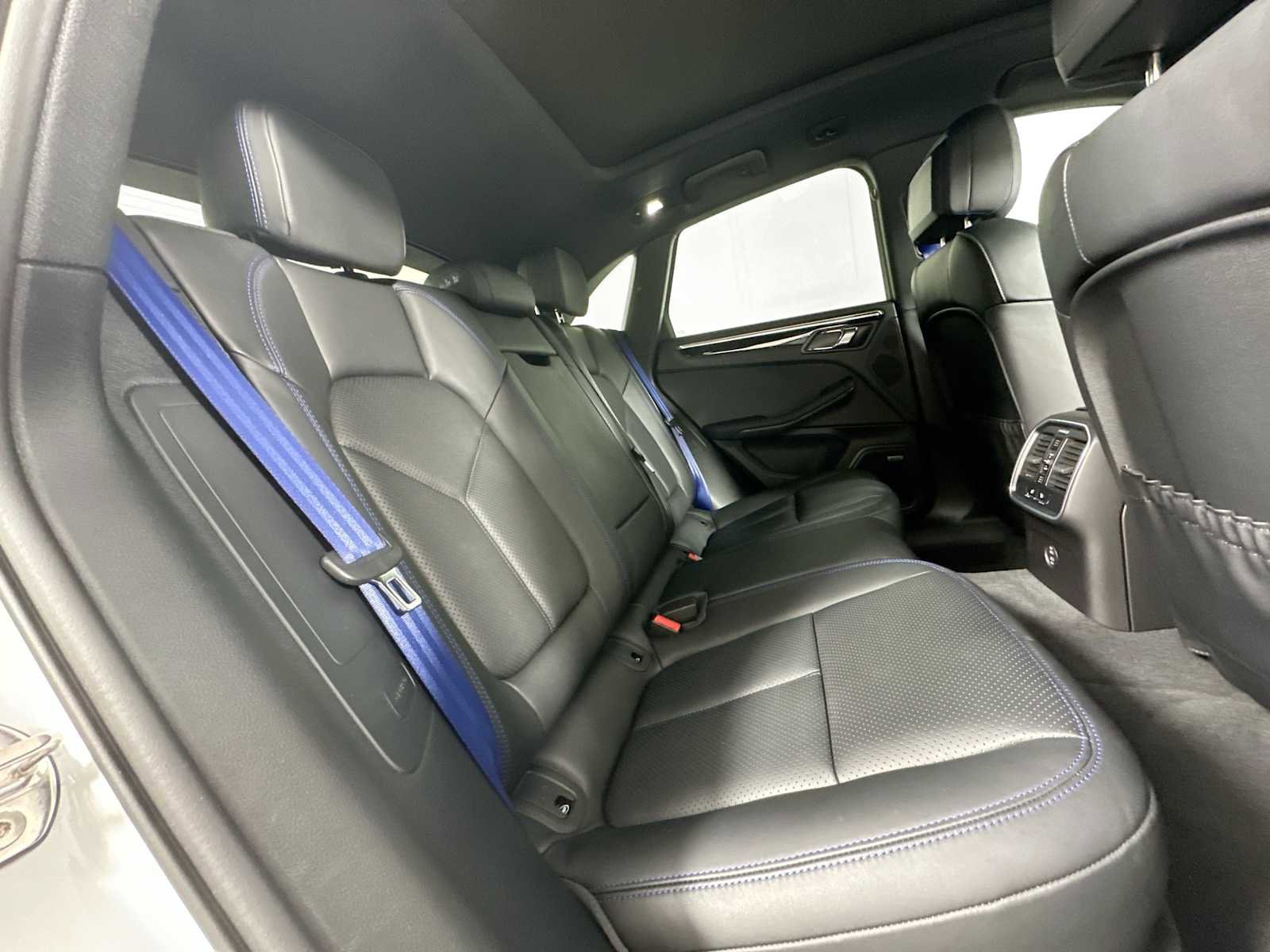 Certified 2025 Porsche Macan image 27