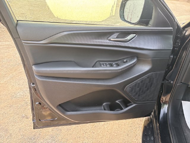 Used 2025 Jeep Grand Cherokee Altitude AWD/4WD image 7