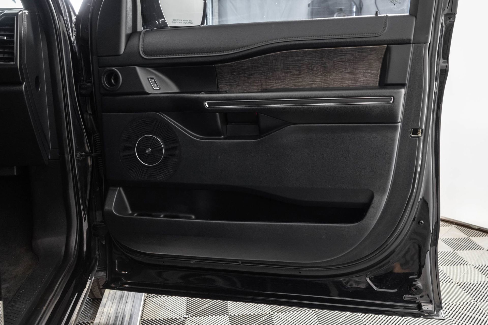Used 2018 Ford Expedition Limited w/ Equipment Group 302A AWD/4WD image 46