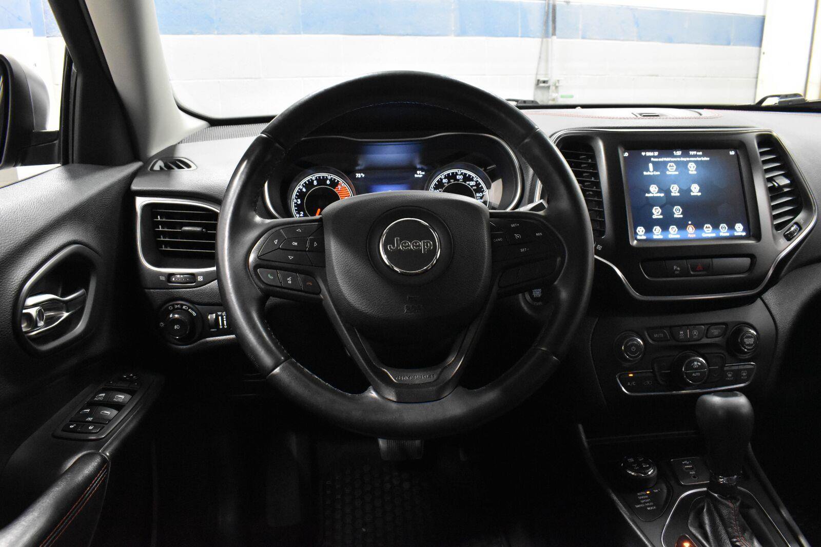 Used 2019 Jeep Cherokee Trailhawk AWD/4WD image 6