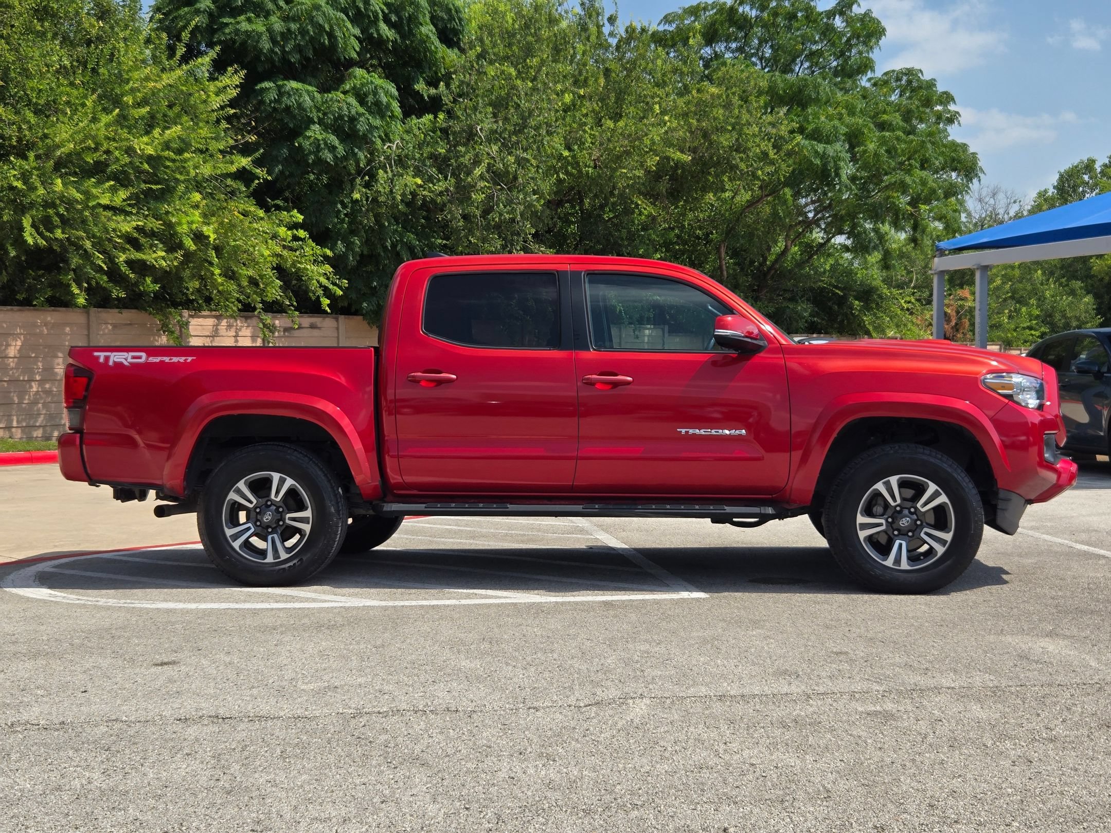 Used 2019 Toyota Tacoma TRD Sport RWD image 2