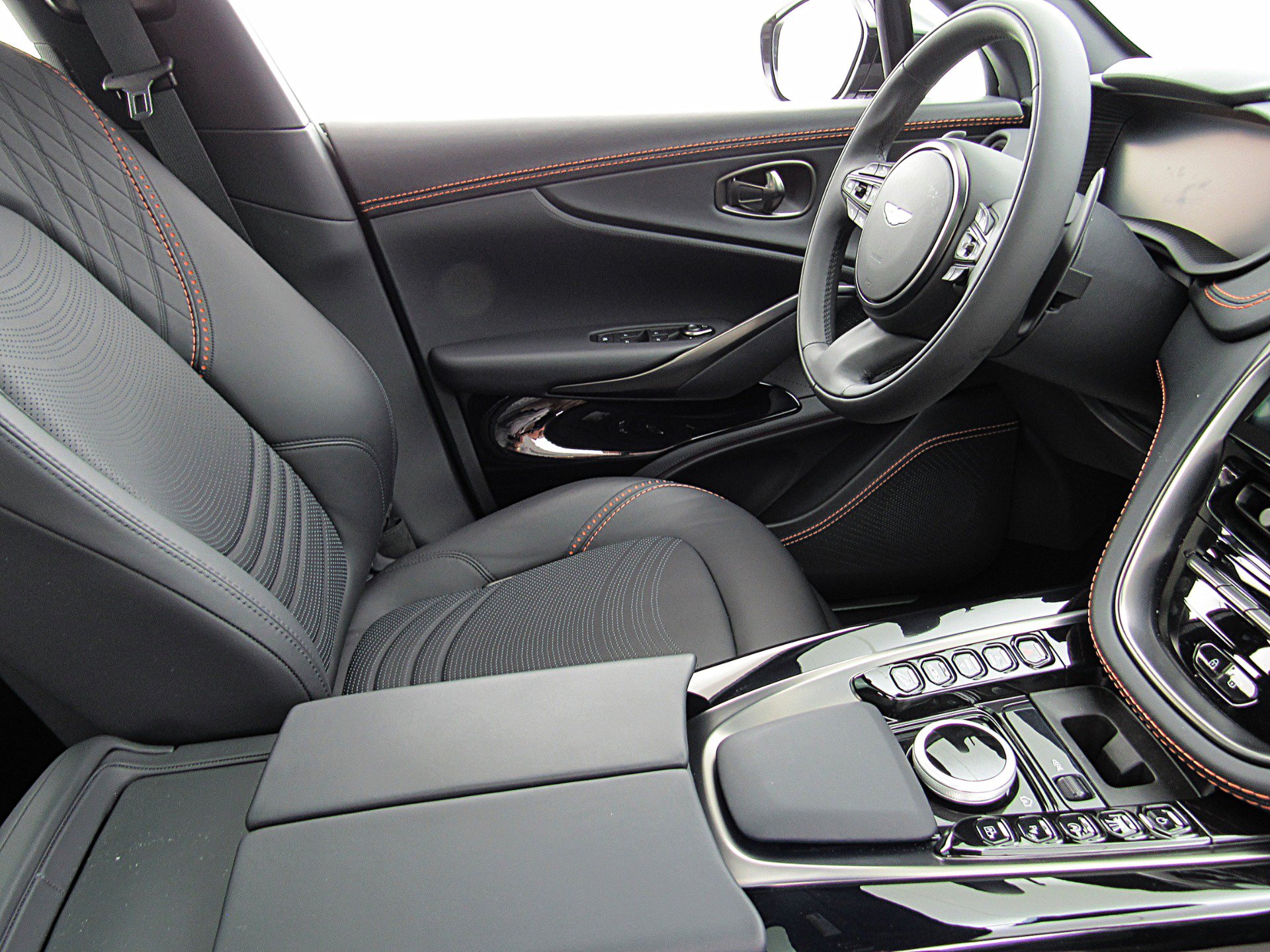 Used 2023 Aston Martin DBX AWD/4WD image 29