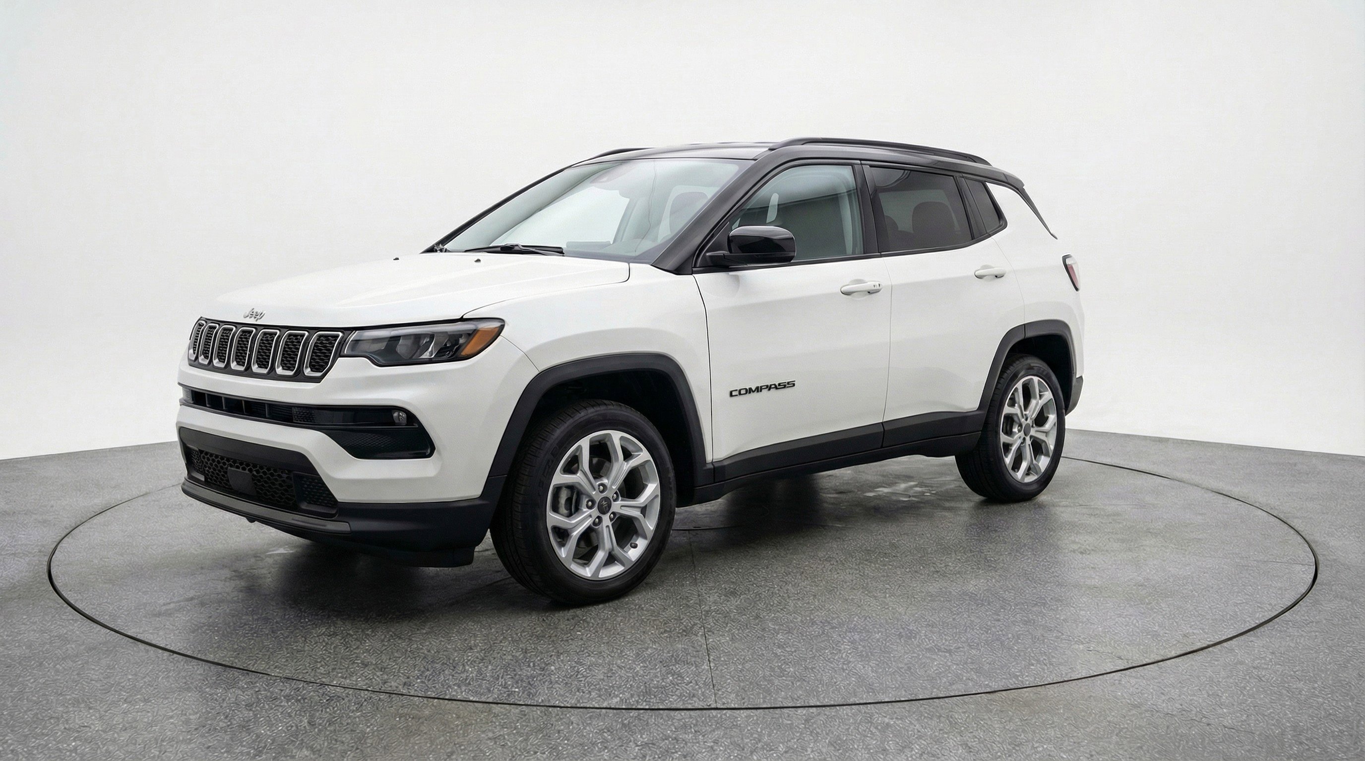 Used 2025 Jeep Compass Latitude image 3