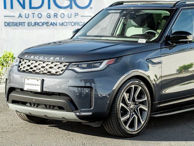 Used 2025 Land Rover Discovery S image 2