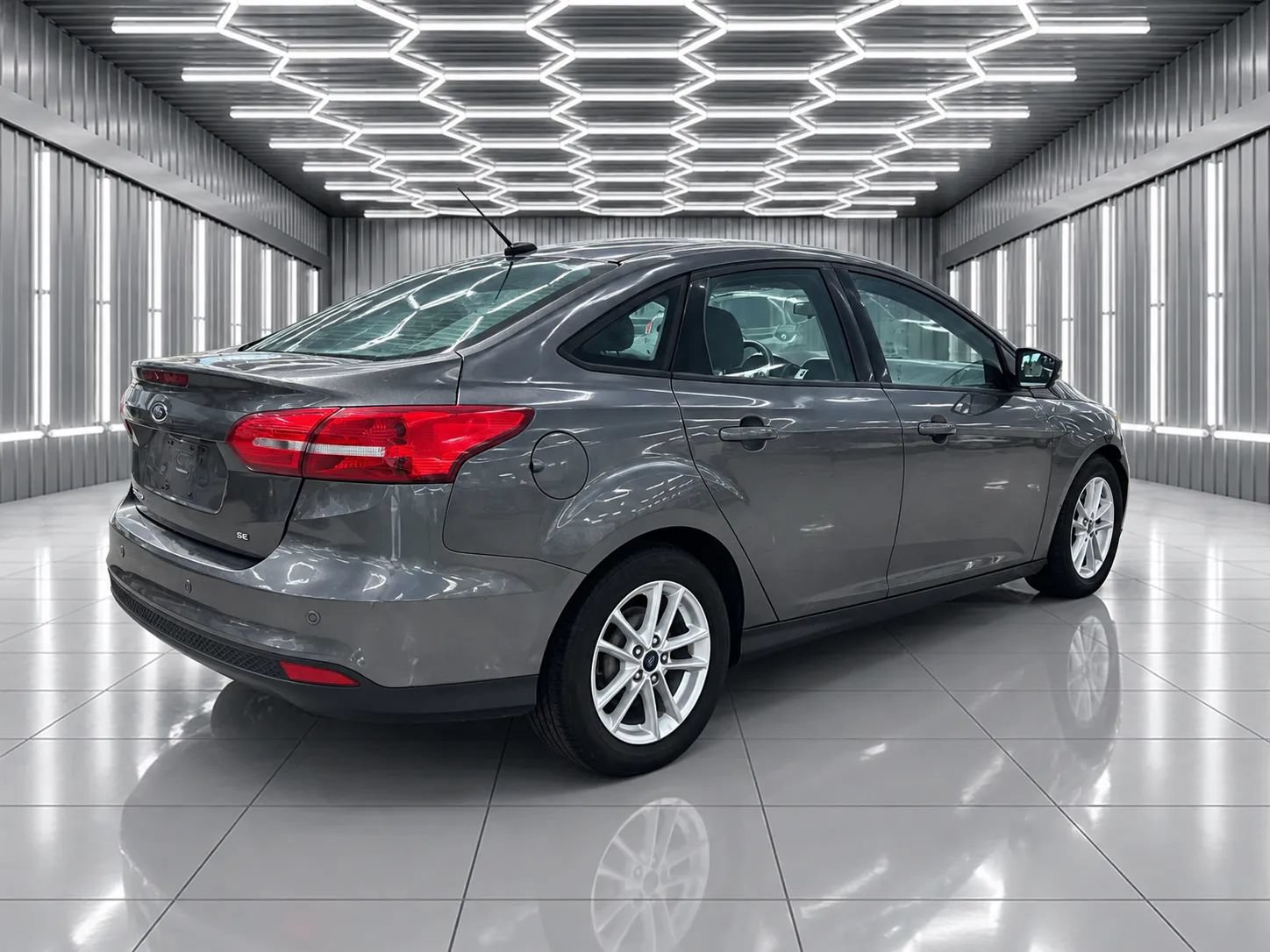 Used 2016 Ford Focus SE w/ Reverse Sensing Package FWD image 4