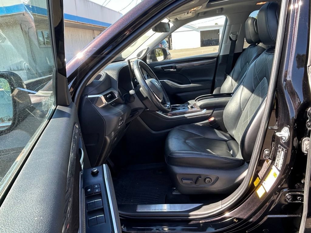 Used 2022 Toyota Highlander Platinum AWD/4WD image 11